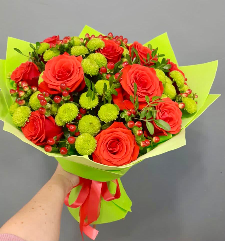 Букет цветов из: Хризантемы и Розы в Новая Жизни