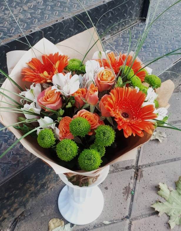 Букет цветов из: Герберы, Хризантемы, Альстромерии и Розы в Новая Жизни