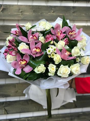 Букет цветов из: Розы и Хризантемы в Новая Жизни