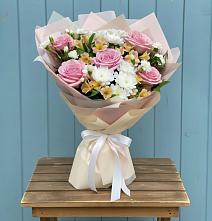Букет цветов из:  Гвоздики, Орхидеи и Розы в Новая Жизни