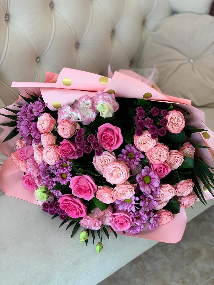 Букет цветов из: Хризантемы, Розы и Лизиантусы в Новая Жизни