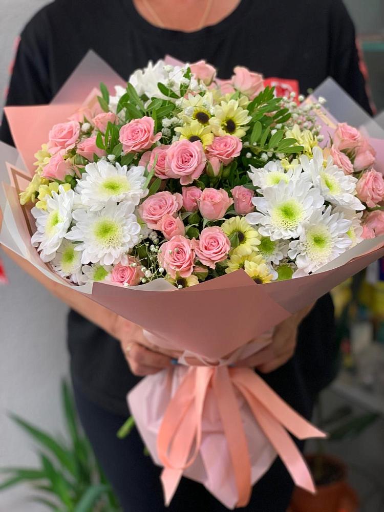 Букет цветов из: Розы и Хризантемы в Новая Жизни