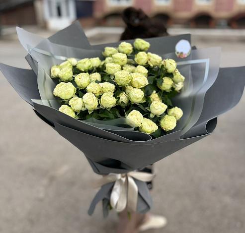 Букет Белые кустовые розы Солинеро в Новая Жизни