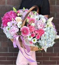 Цветочная композиция из Розы, Хризантемы, Пионы и Лизиантусы в корзине в Новая Жизни