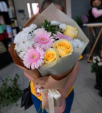 Букет цветов из:  Герберы, Розы и Хризантемы в Новая Жизни