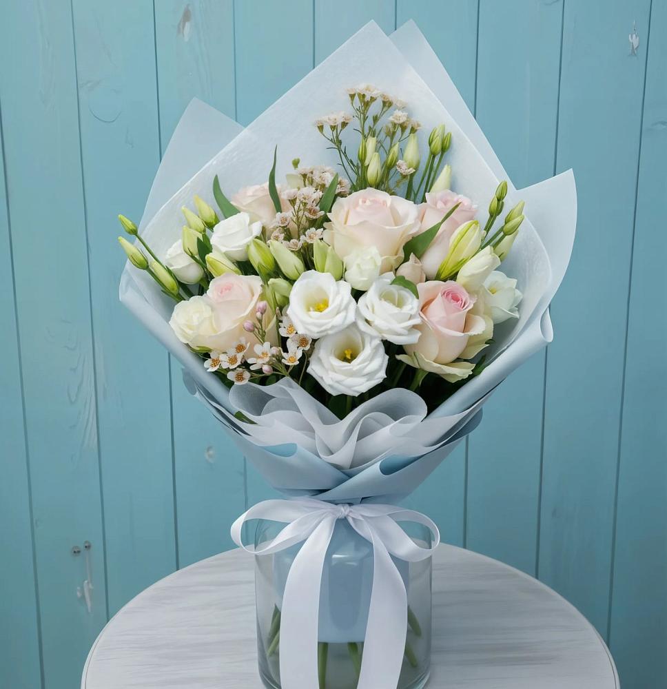 Букет цветов из: Розы и Лизиантусы в Новая Жизни