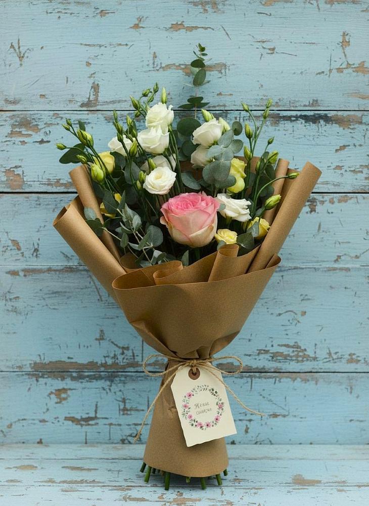 Букет цветов из: Розы и Лизиантусы в Новая Жизни