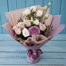 Букет цветов из:  Розы и Лизиантусы в Новая Жизни