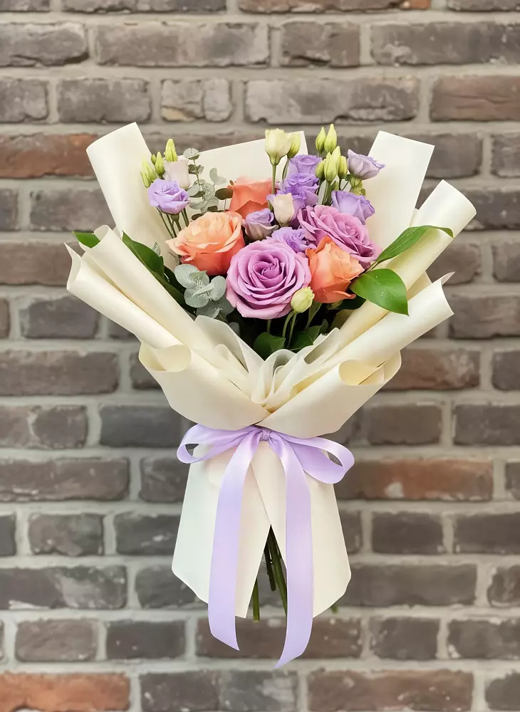 Букет цветов из: Лизиантусы и Розы в Новая Жизни