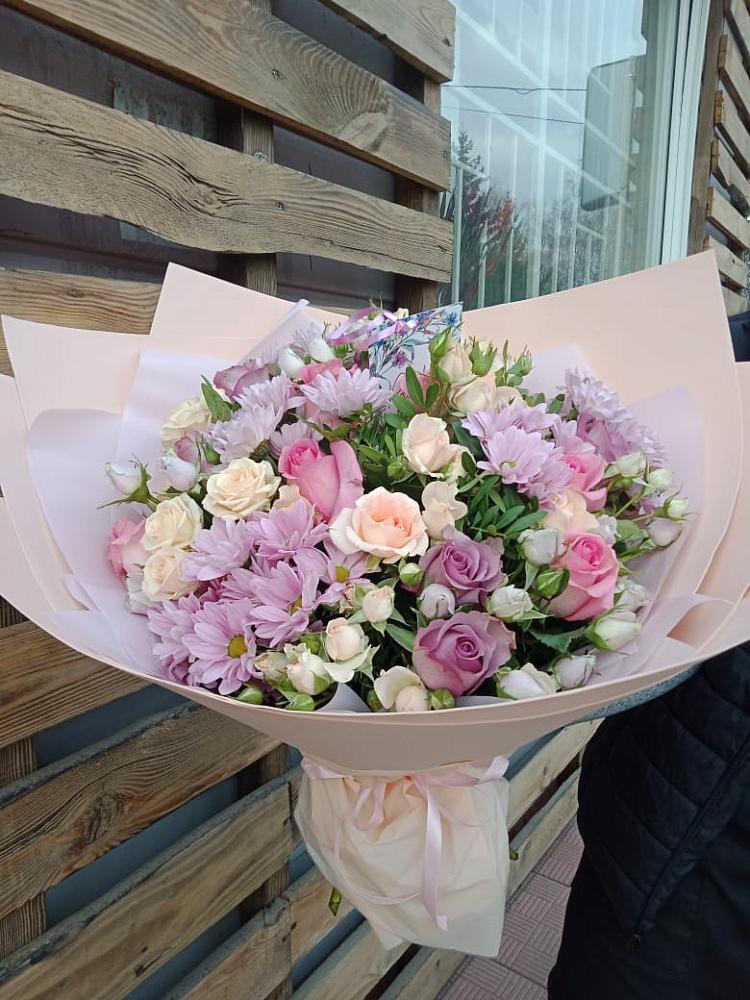 Букет цветов из: Розы и Хризантемы в Новая Жизни