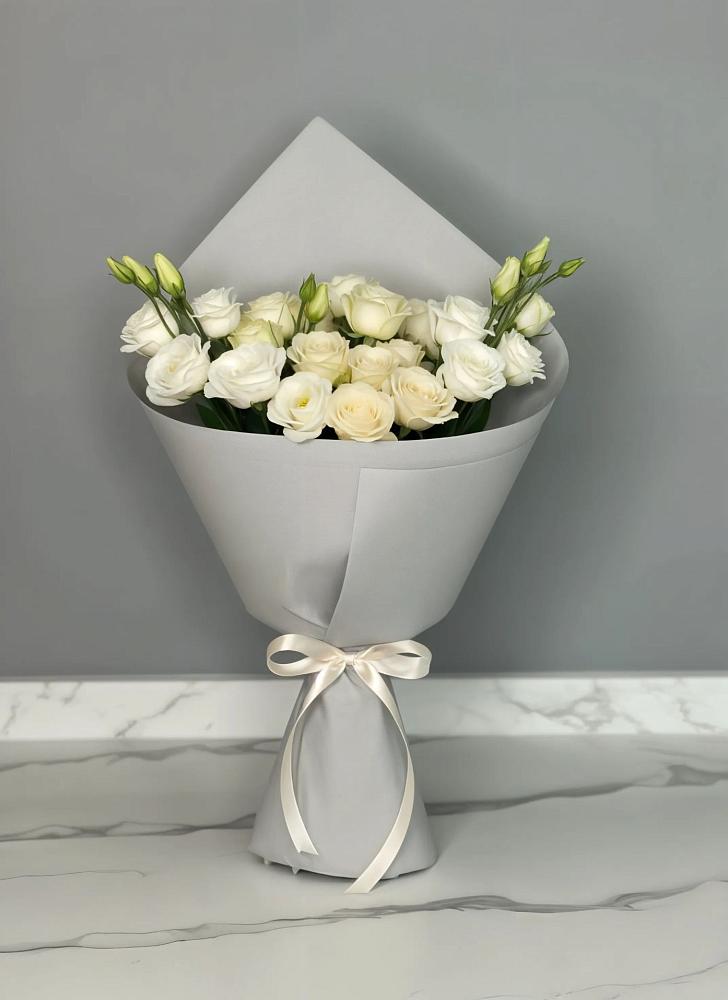 Букет цветов из: Розы и Лизиантусы в Новая Жизни