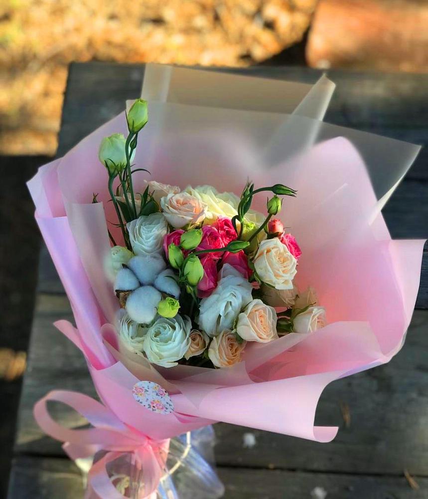 Букет цветов из: Розы и Лизиантусы в Новая Жизни