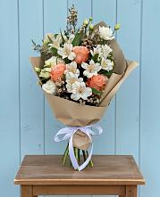 Букет цветов из:  Альстромерии, Лизиантусы, Розы и Хризантемы в Новая Жизни