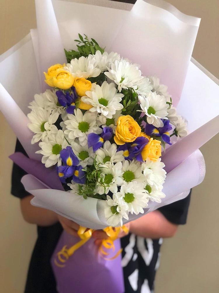 Букет цветов из: Ирисы, Хризантемы и Розы в Новая Жизни