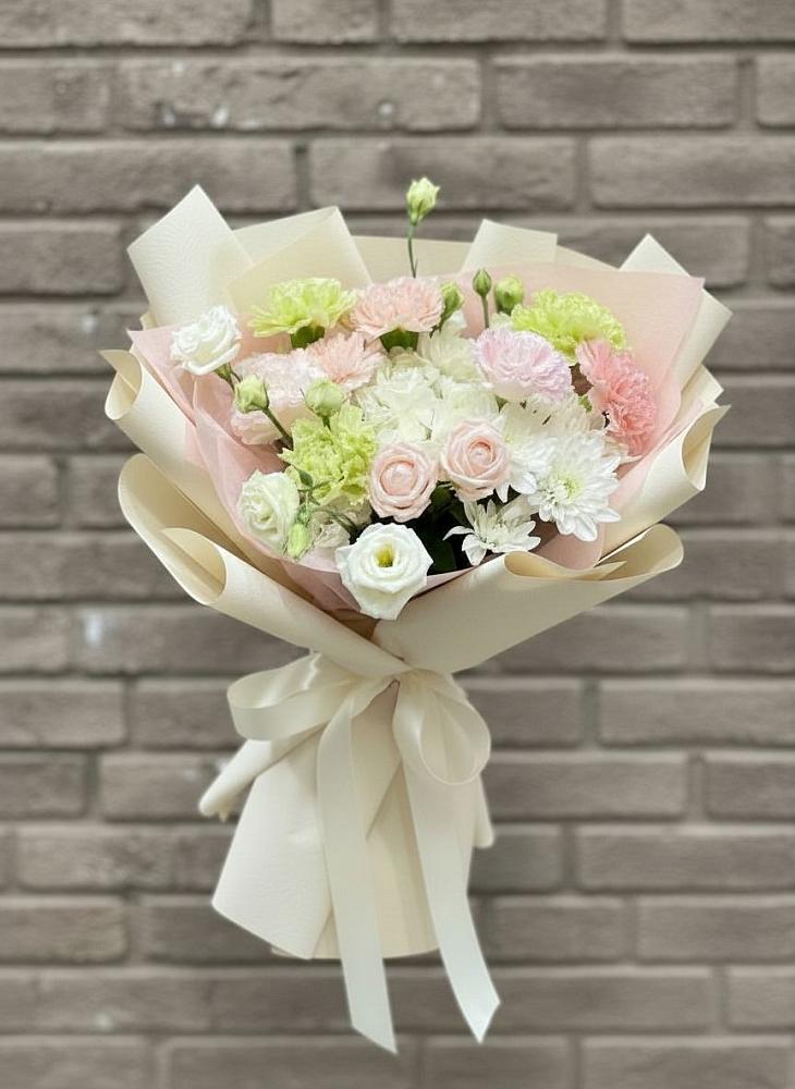 Букет цветов из: Гвоздики, Розы, Лизиантусы и Хризантемы в Новая Жизни