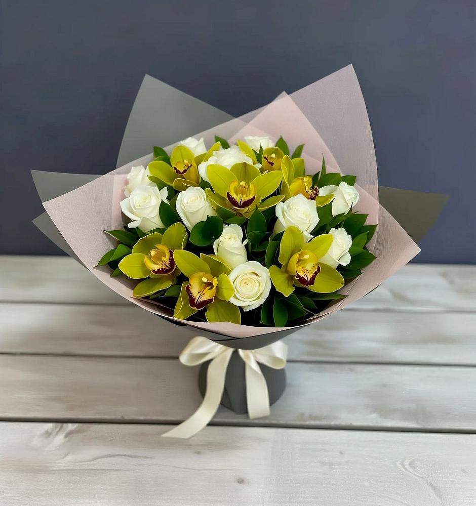 Букет цветов из: Орхидеи и Розы в Новая Жизни