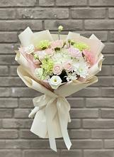 Букет цветов из:  Гвоздики, Розы, Лизиантусы и Хризантемы в Новая Жизни
