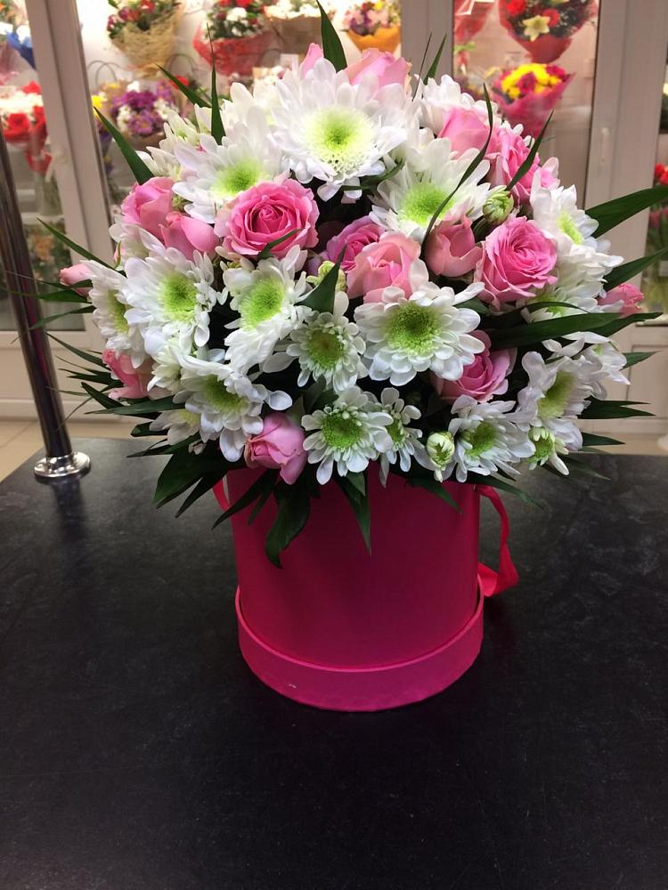 Цветочная композиция из Розы и Хризантемы в шляпной коробке в Новая Жизни