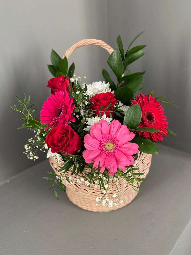 Цветочная композиция из Розы, Хризантемы и Герберы в корзине в Новая Жизни