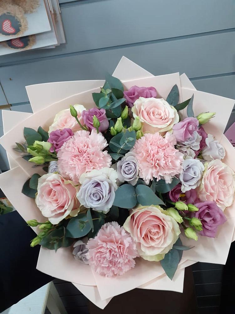 Букет цветов из: Розы, Гвоздики и Лизиантусы в Новая Жизни