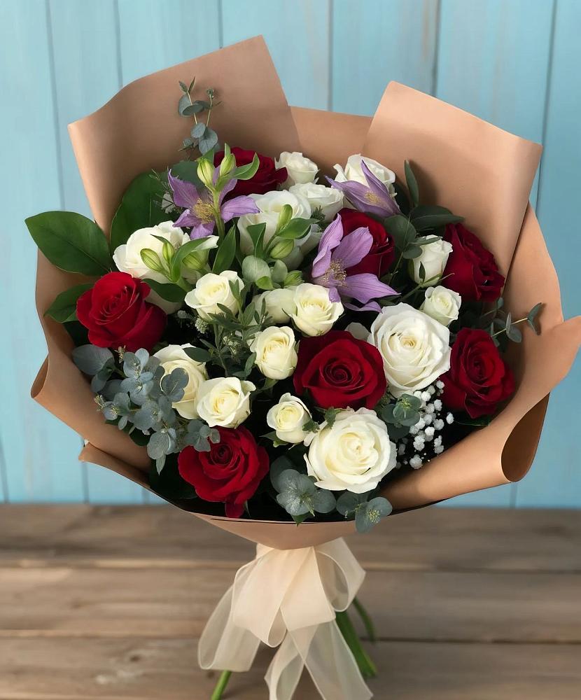Букет цветов из: Розы и Альстромерии в Новая Жизни