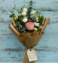 Букет цветов из:  Розы и Лизиантусы в Новая Жизни