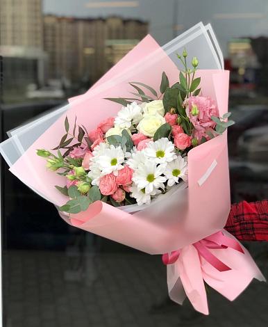 Букет цветов из: Розы, Лизиантусы и Хризантемы в Новая Жизни