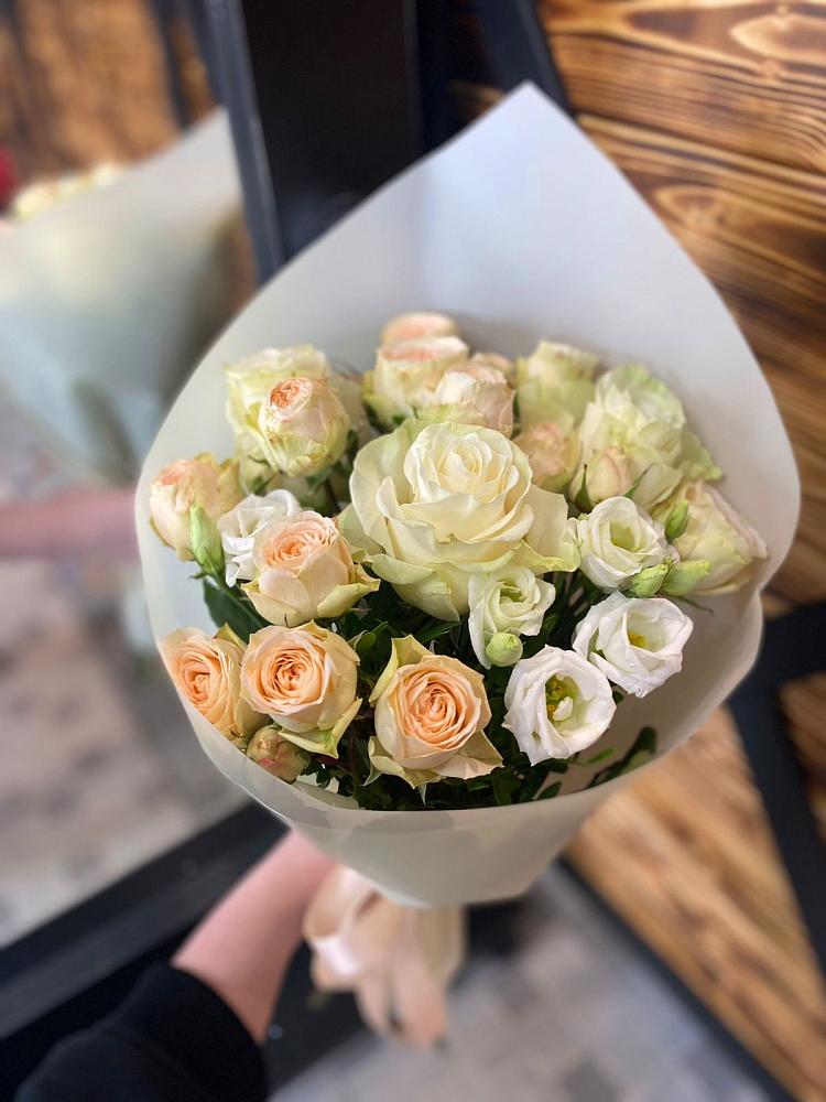 Букет цветов из: Розы и Лизиантусы в Новая Жизни