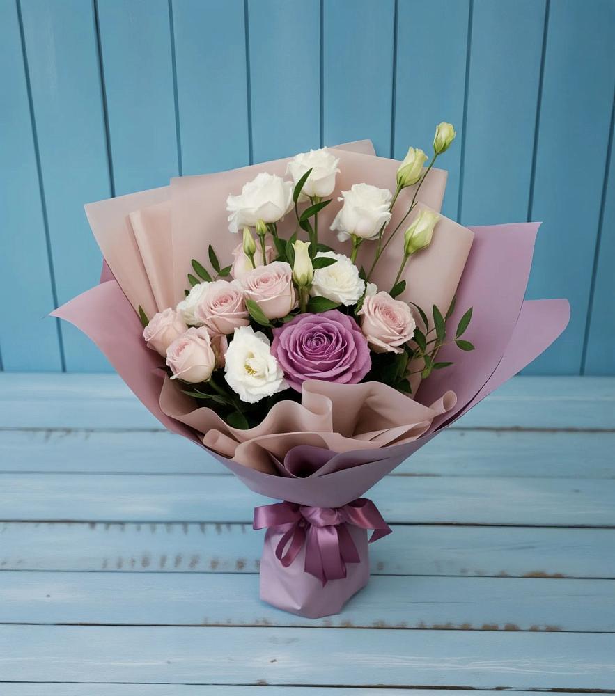 Букет цветов из: Розы и Лизиантусы в Новая Жизни